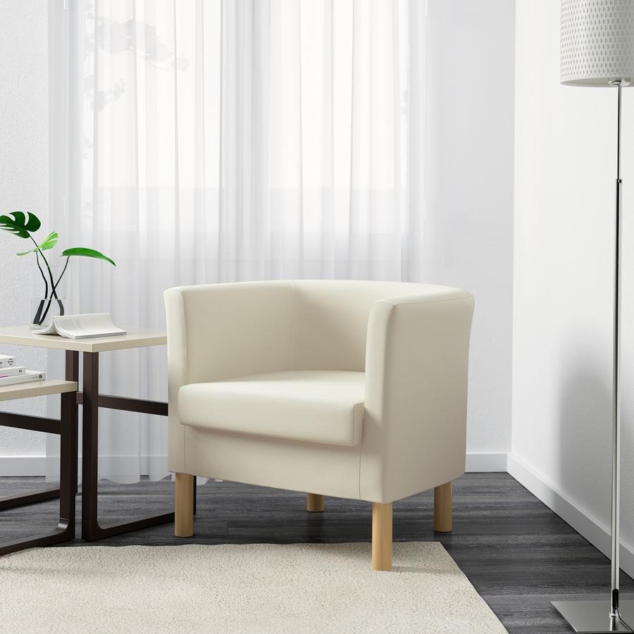 Disponible en crudo o en negro, este sillón con forma semicircular y respaldo bajo tiene un precio de 69 euros.