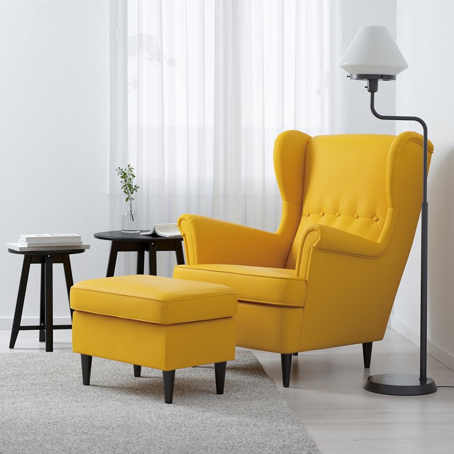 Este cómodo sillón orejero de color amarillo está disponible en otros tonos y cuenta con el reposapiés a juego. Tiene un precio de 179 euros.