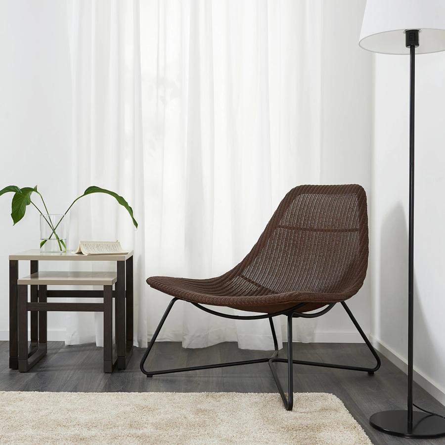 De ratán tejido a mano en color marrón oscuro, este sillón es ligero y resistente y tiene un precio de 129 euros.