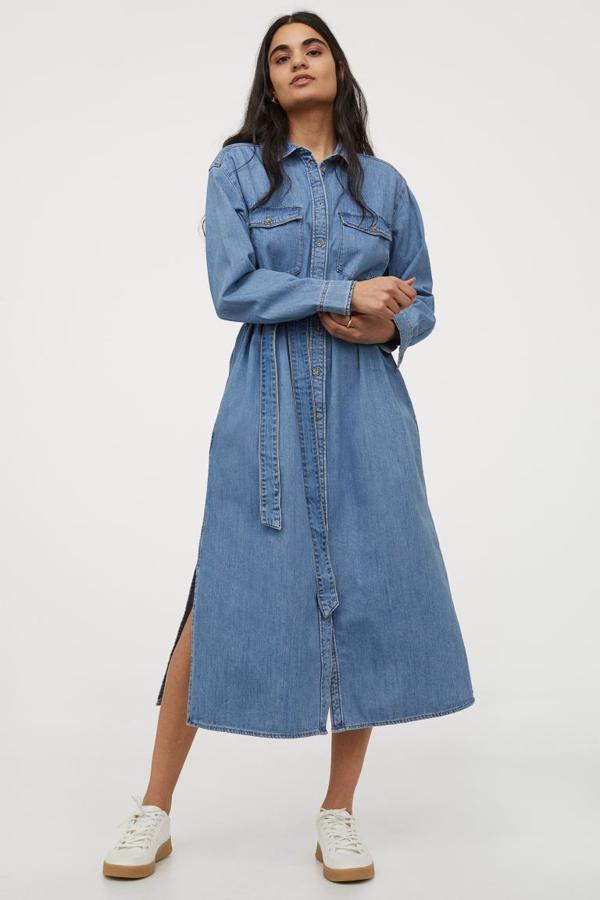 Vestido camisero midi de tejido vaquero ligero, de H&M (29,99 €).