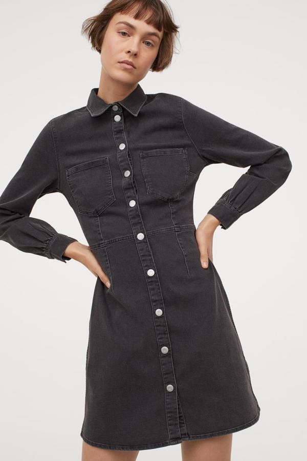 Vestido de tela vaquera gris con manga larga, de H&M (29,99 €).