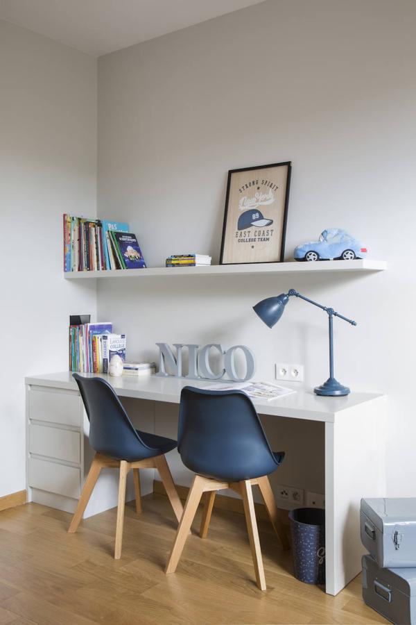 En el dormitorio de los niños, el escritorio y la estantería los diseñó Pía Capdevila. Sillas de Maisons du Monde y lámpara de Ikea pintada por Stencil.