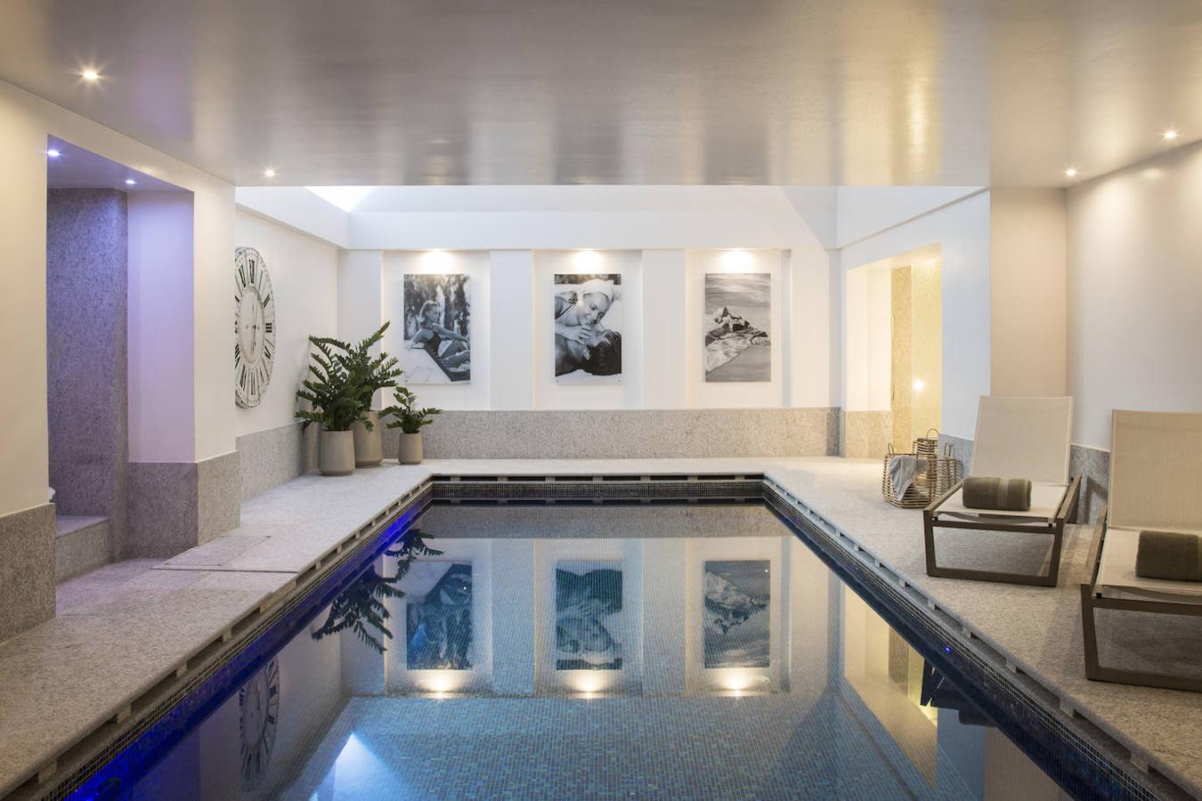 En la segunda planta está la sauna, junto con el hammam, el baño turco y la piscina interior. Los cuadros son fotogramas de la película La piscina, impresos por Atpix.