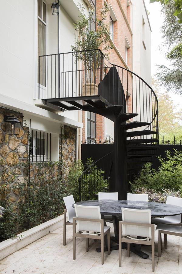 Al patio trasero se accede por una escalera de hierro creada por la interiorista.