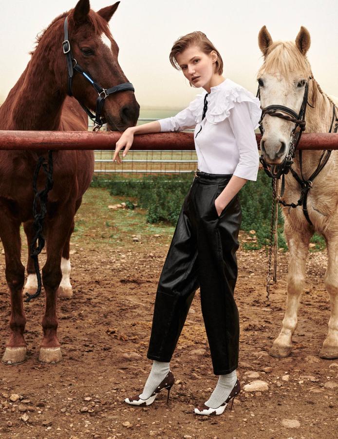 Camisa de RED Valentino, pantalón de Adolfo Domínguez, cinturón de Celine, zapatos de Manolo Blahnik, calcetines de Springfield y anillo de Isabel Guarch.