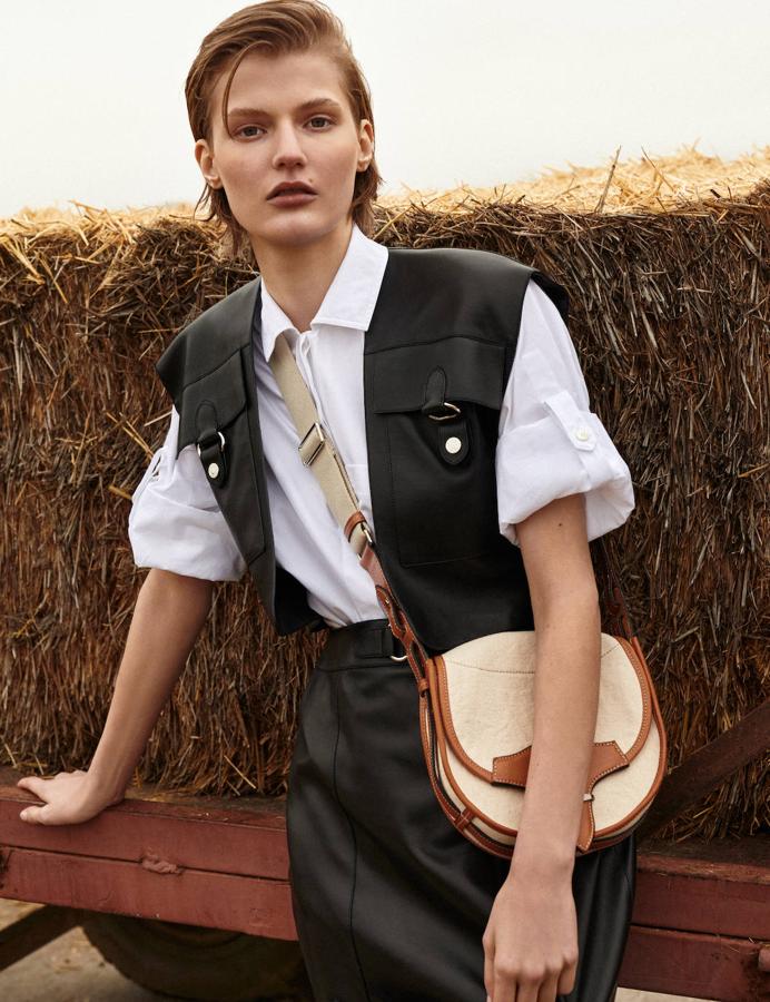 Chaleco, camisa y falda de Hermès. El bolso es de Isabel Marant.