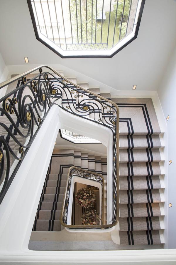 Escalera principal, restaurada por la interiosta, con moqueta de Hartley&Tissier.