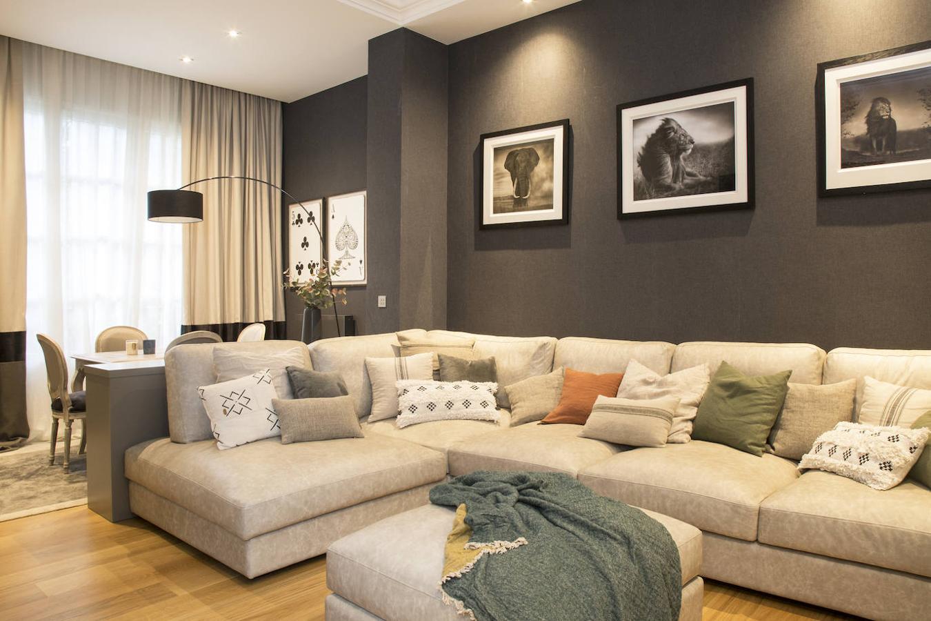 En el salón, sofá en piel de Mili Beumala con cojines de Zara Home y de Lo de Manuela. El plaid es de Sacum y las cortinas, un diseño de Pía Capdevila con telas de Gancedo. Detrás, mesa de juegos y sillas de Guadarte.