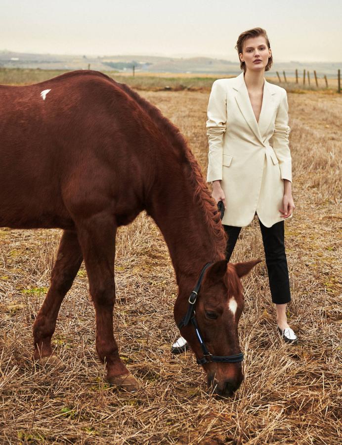 Blazer de Sportmax, pantalón de Pedro del Hierro y zapatos de Emporio Armani. Maquillaje y peluquería: Yurema Villa (Ana Prado) para Mön Icon Team. Ayudantes de fotografía: Dani Capa y Charly Calderón. Ayudante de estilismo: Rubén Cortes. Agradecimientos: Hípica Equus, Elena Barrallo, Mónica Barrallo y Nani García Mateos.