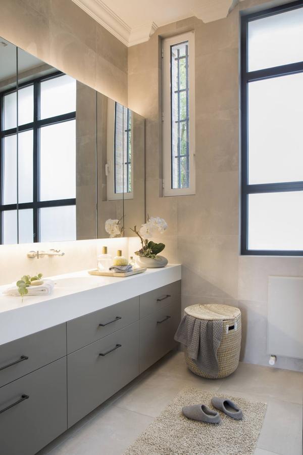 Mueble con lavabo de Krion para Porcelanosa, diseño de Capdevila, y cesta de Zara Home.