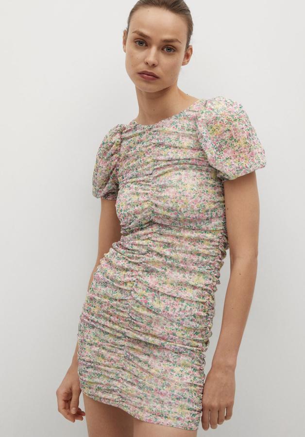 En tonos rosa pastel, este vestido corto entallado con estampado floral y tejido fruncido cuenta con cuello redondo y manga corta abullonada. Es de Mango y tiene un precio de 25,99 euros