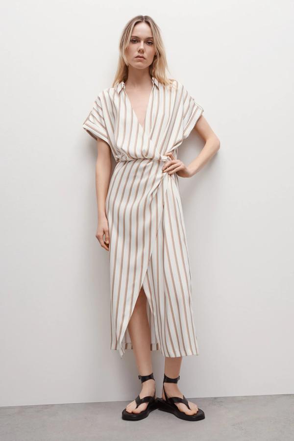 En color crudo y con estampado de rayas, este vestido de cuello solapa y escote de pico cruzado es de Zara y tiene un precio de 39,95 euros.