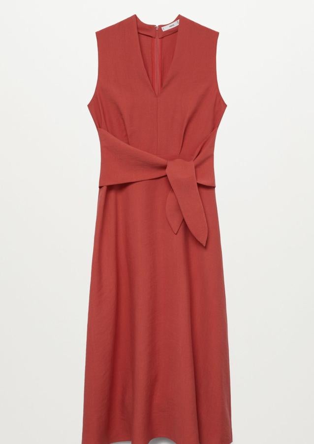 Disponible en rojo o en negro, este vestido midi con lyocell y escote de pico cuenta con cinturón decorativo y cierre con cremallera en la parte posterior. Es de Mango y tiene un precio de 39,99 euros.