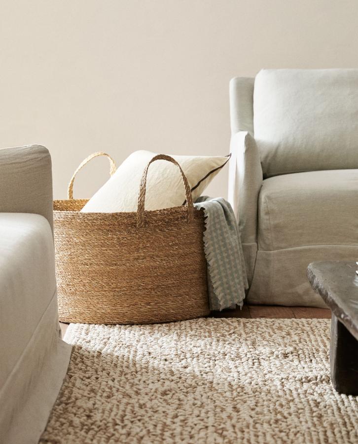 Perfecta para guardar revistas, mantas o jugueres, esta cesta de rafia de Zara Home cuesta 49.95 euros.