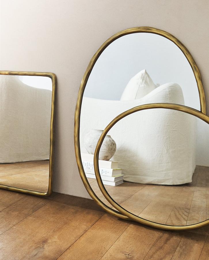 Los espejos son clave para conseguir que las estancias parezcan más grandes. Estos de Zara Home, con marco en dorado envejecido, cuestan 69.95 euros.