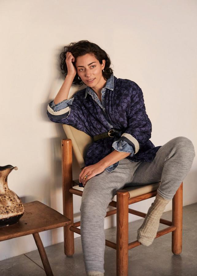 Diseño medio ancho con estampado floral en tonos azules para esta chaqueta acolchada de Mango con cuello redondo y forro interior en contraste. Cuesta 59,99 euros y estará disponible en la web entre las tallas XS-S y M-L.