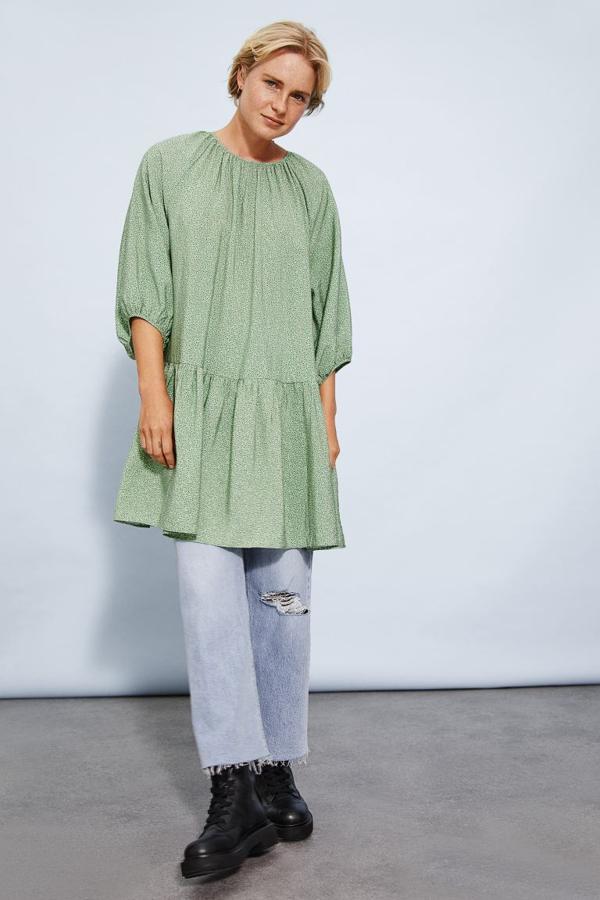 Diseño evasé corto para este vestido verde con estampado mini floral y cuello redondo fruncido. Tiene mangas globo tres cuartos con ribete fino y costura fruncida en la falda para dar volumen. Podemos encontrarlo entre las tallas XS y XXL por 19,99 euros.