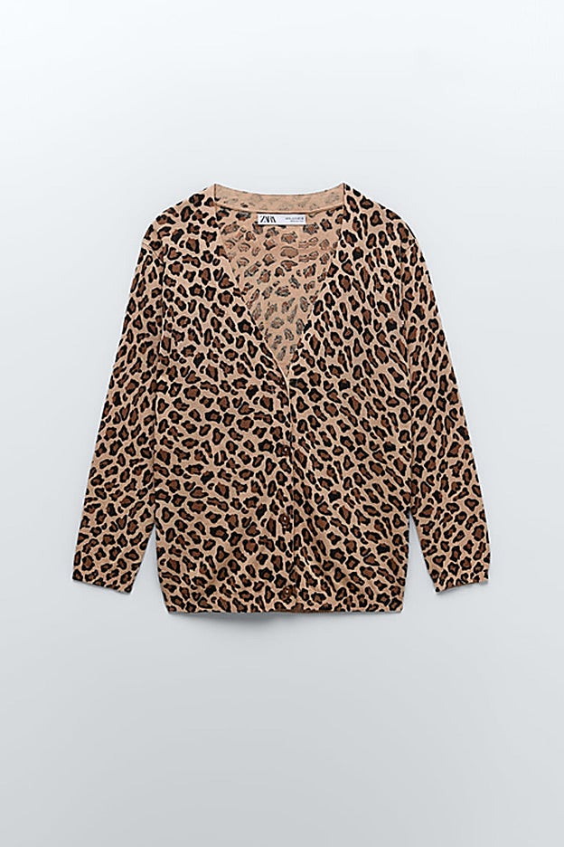 Chaqueta de punto con escote de pico y estampado de leopardo de Zara.