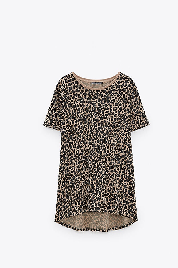 Camiseta con estampado clásico de leopardo de Zara.