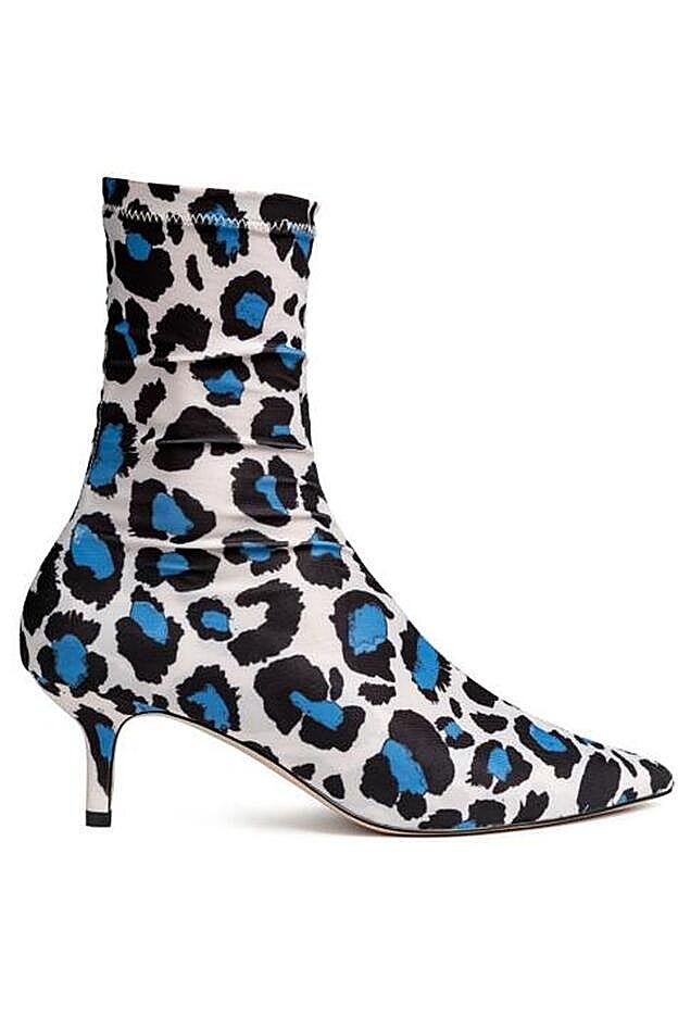 Espectaculares botas calcetín con estampado de leopardo de Zara.