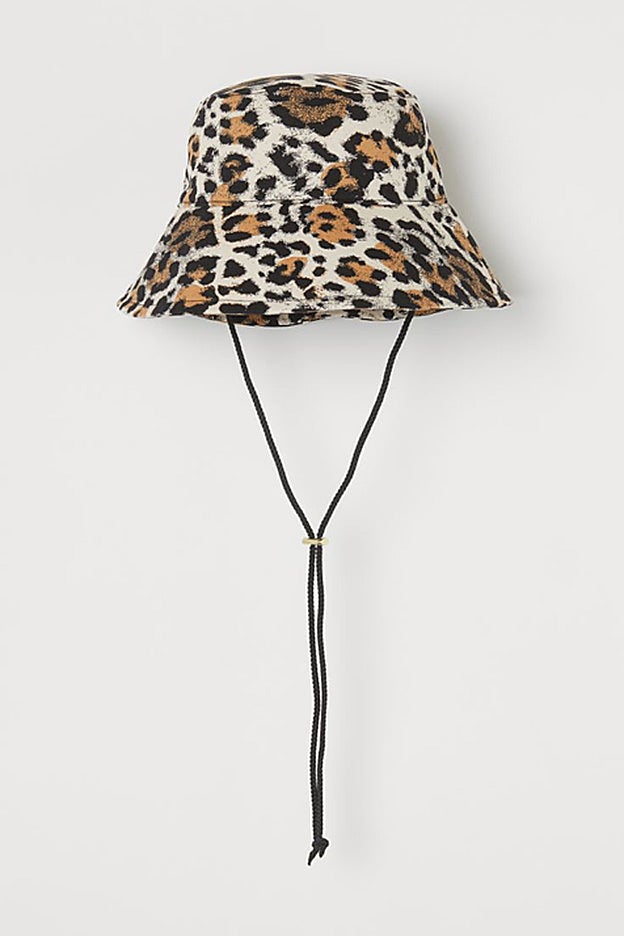Sombrero bucket con estampado de leopardo, de H&M.