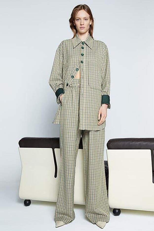 Sobrecamisa oversize cuadros (79 euros). Pantalón cuadros cintura elástica (69 euros. De la nueva colección de Uterqüe.