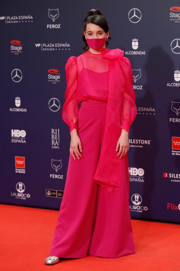 Andrea Fandos con un total look rosa fucsia,