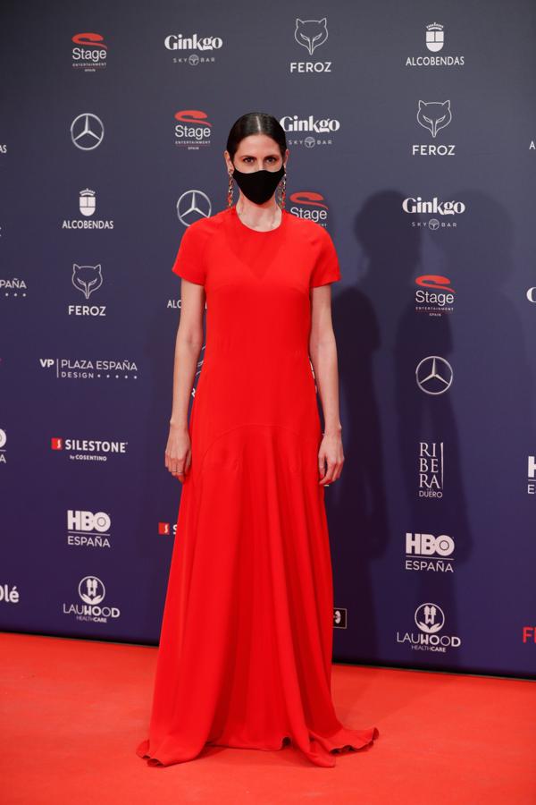 La actriz Bárbara Santa-Cruz con un vestido rojo.