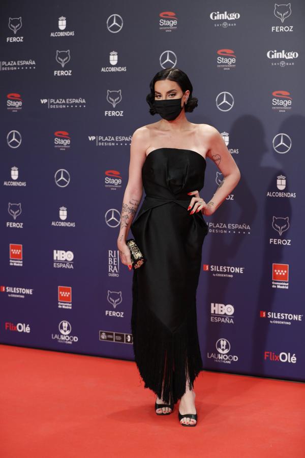 Jedet con un vestido negro con flecos de Candelas y Felipa.