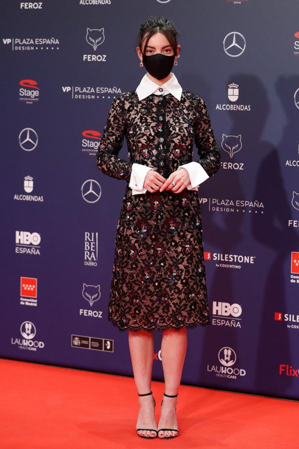 La actriz Vicky Luengo con una camisa y una falda de encaje negro bordadas con piedras de colores de la colección Métiers d’art 2019/20 de Chanel.