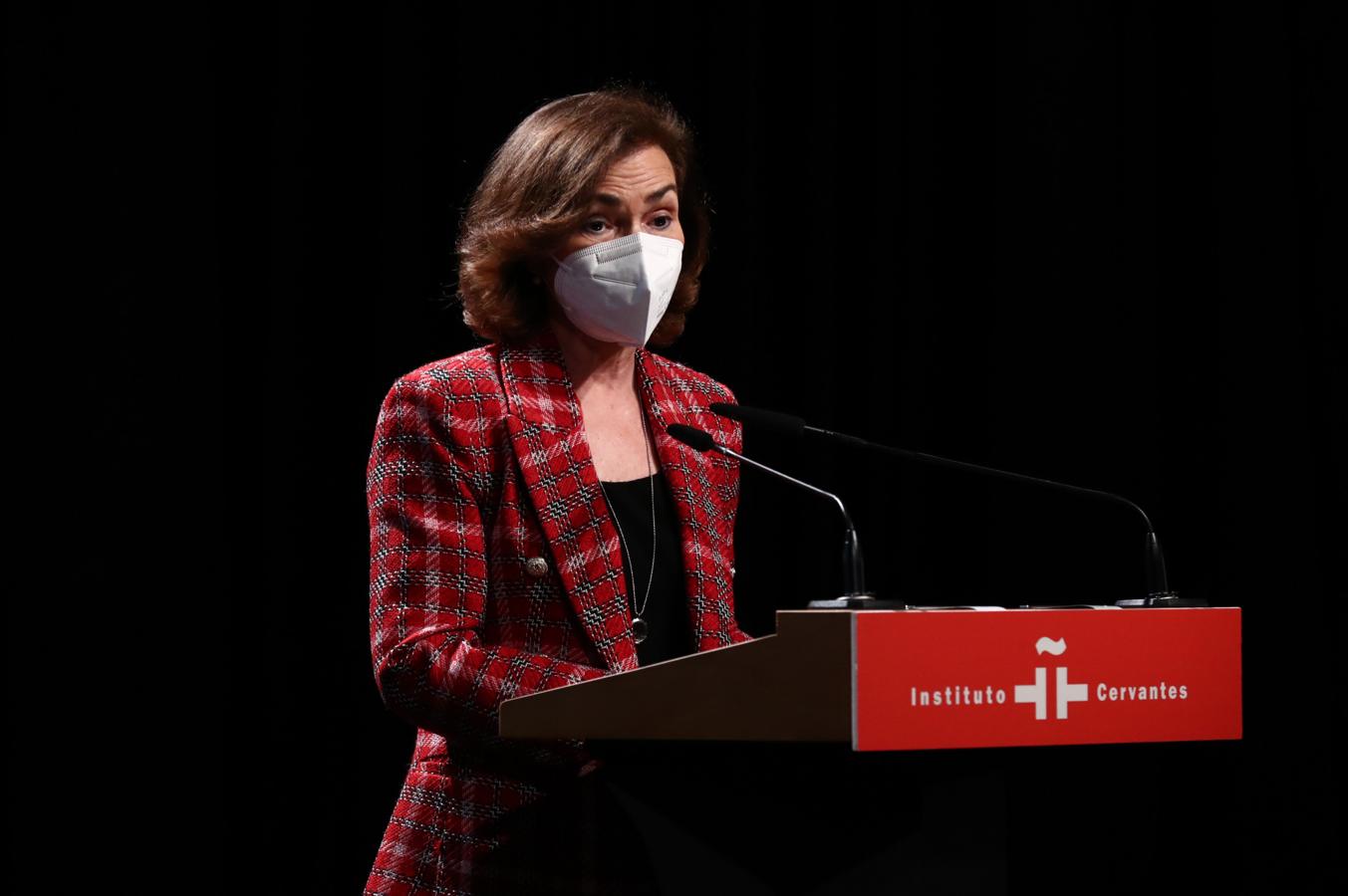 Entre sus últimas apariciones públicas, Carmen Calvo ha utilizado una blazer de cuadros roja de Zara que puedes comprar ahora por 79,95 euros.