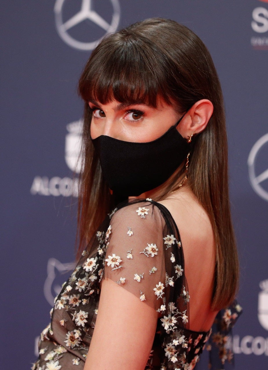 La actriz Verónica Echegui ha sido otra de las protagonistas de la noche al llevarse el Feroz a Mejor Actriz protagonista por la película 'Explota Explota'. Y lo ha hecho con un flequillo ligero hasta las cejas junto a una melena larga suelta y super lisa. Una apuesta segura que sienta bien a cualquier edad y a cualquier rostro.