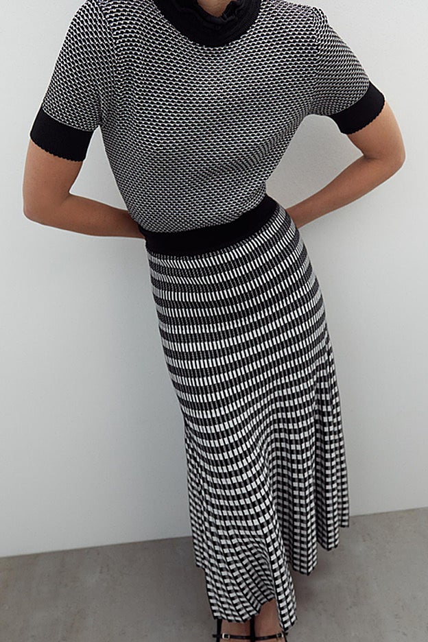 El conjunto de falda con vuelo evasé y jersey de manga corta de Sfera.