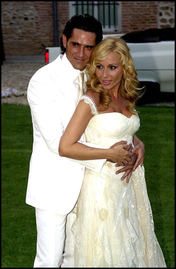 En 2002 tras un intenso año de amor, la cantante Marta Sánchez y el publicista Jesús Cabanas contrajeron matrimonio en una romántica y emotiva ceremonia civil celebrada en la finca Soto Mozanaque rodeados de muchos rostros conocidos.