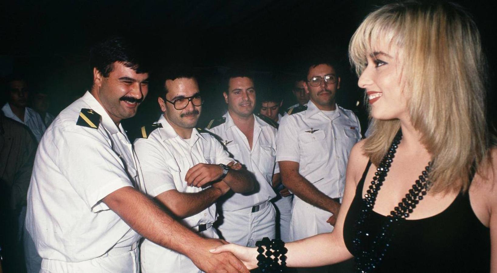 En 1990 con solo 24 años actuó con Olé Olé para los soldados desplazados al Golfo Pérsico antes de la primera guerra de Irak.. Marta Sánchez interpretó varias canciones y animó a los soldados, como había hecho Marilyn Monroe en la guerra de Corea en 1954 o Rosa Morena en la Marcha Verde en 1975.