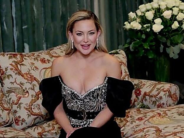 La actriz Kate Hudson conectó con los Globos de Oro desde el salón de su casa.