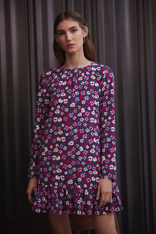 El color el alegre estampado, la silueta holgada con pequeño volante en la falda... este vestido de Lefties (12.99 euros) es pura primavera.