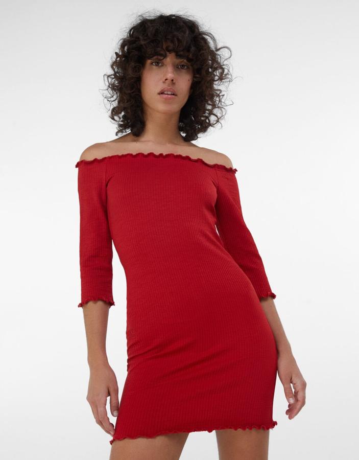 Con escote barco y de corte ajustado, de Bershka (19,99 euros).