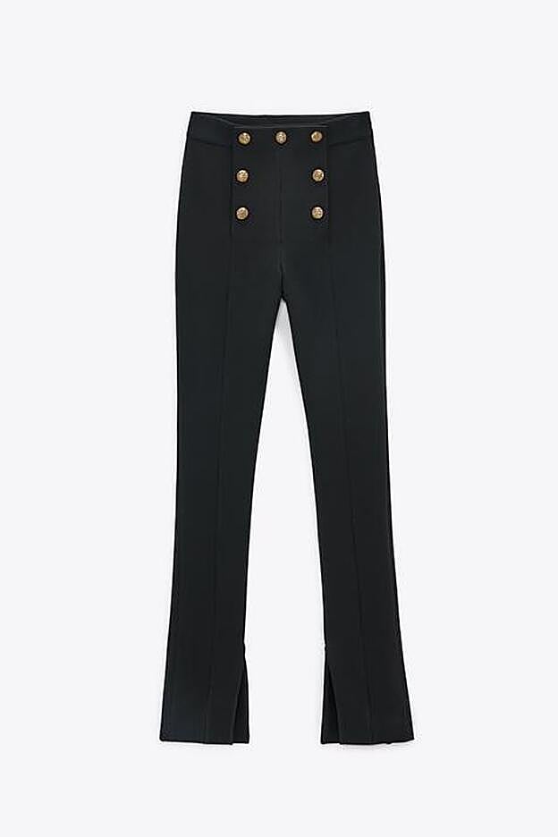 Pantalón negro con abertura en el bajo y doble botonadura de Zara (39,99 euros=