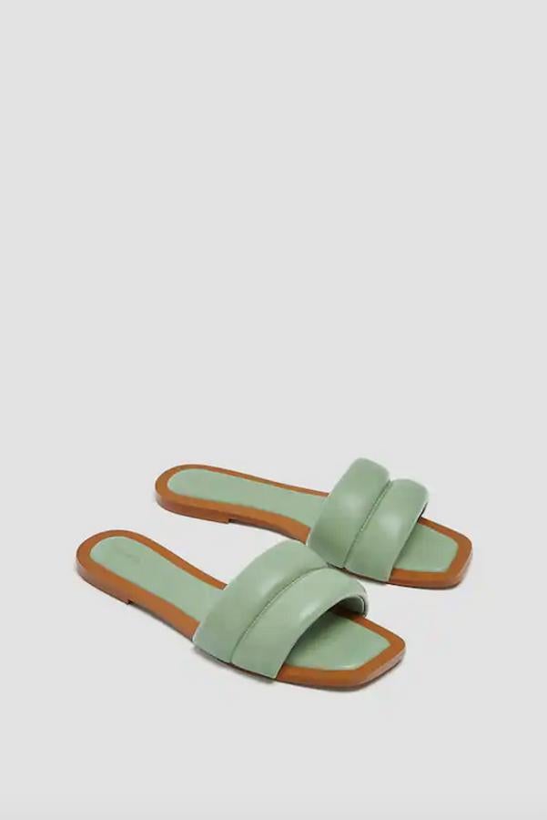 Disponible en verde agua y en crudo, estas sandalias de Pull&Bear con tira ancha acolchada en el empeine y suela de 1 centímetro cuesta 19,99 euros y están disponibles entre los números 35 y 41.