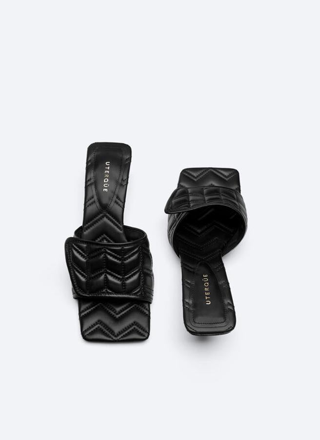 En corte de piel ovina, estas sandalias de tacón kitten con forro en piel caprina y tira ancha acolchada en el empeine son de Uterqüe, vienen con punta cuadrada y cuestan 89 euros. Podemos encontrarlas entre los números 35 y 42.