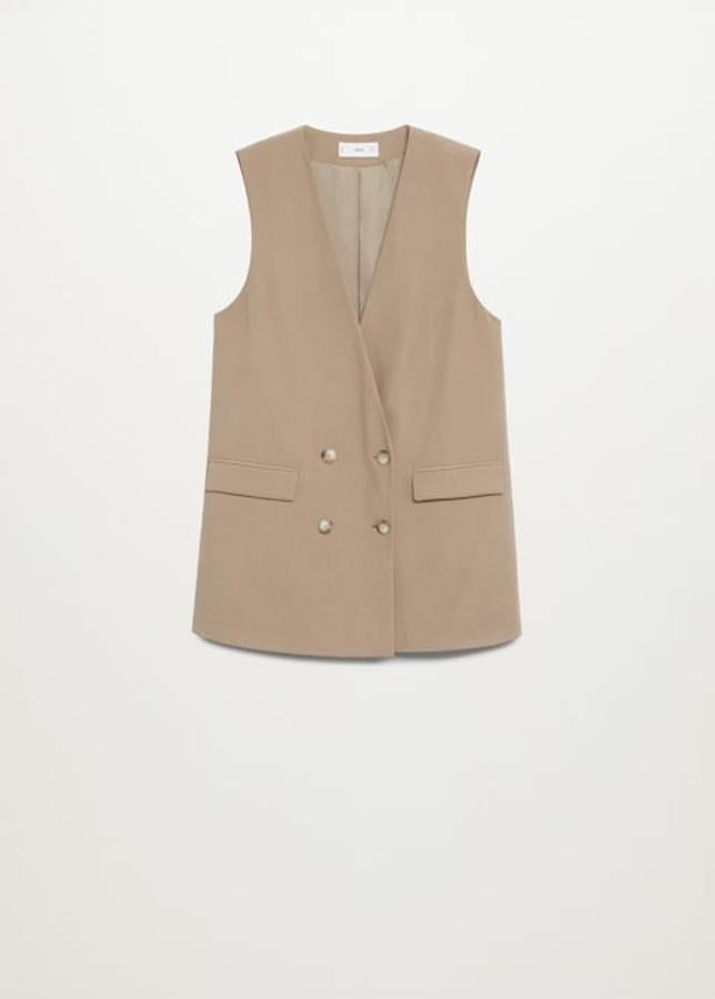 Chaleco de color arena con doble botonadura de la nueva colección de primavera de Mango (49,99 euros)