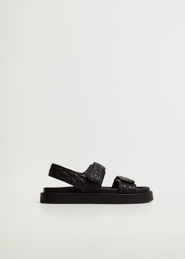 Sandalias planas trenzadas de color negro de la nueva colección de Mango (39,99 euros)