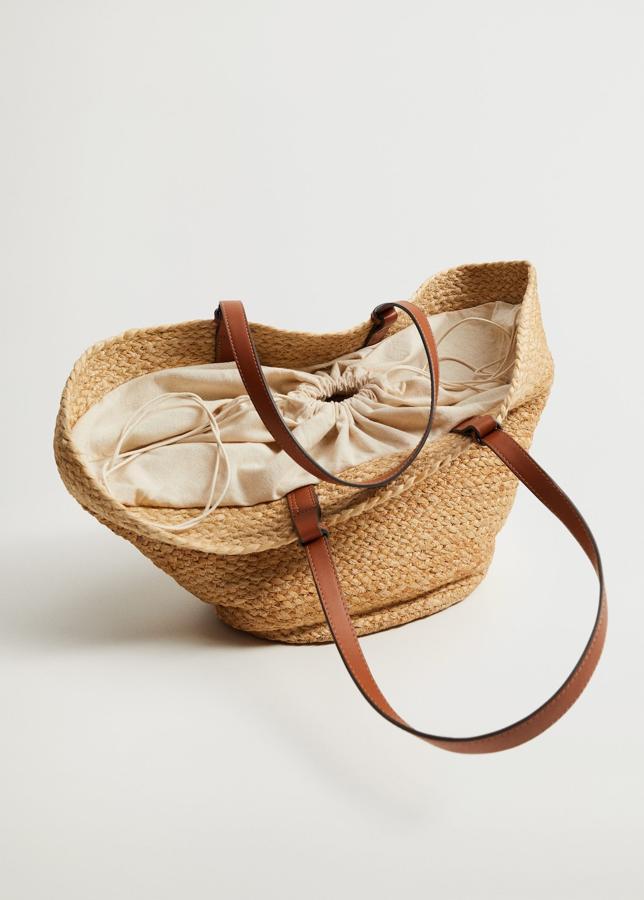 Bolso estilo capazo de yute de la nueva colección de Mango (29,99 euros)