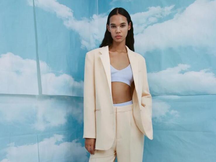 Fotos: Cinco trajes en tonos pastel para que tu primera inversión de la nueva temporada sea elegante y práctica