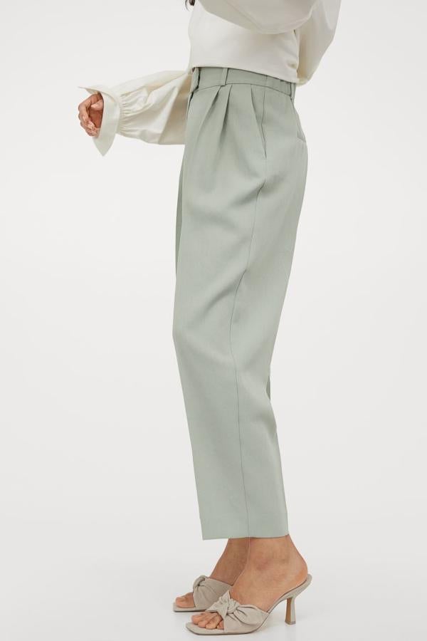 A juego con la americana H&M ha lanzado este pantalón tobillero con raya y talle alto, que tiene elástico revestido en la parte posterior de la pretina, pliegues delante y pinzas detrás para estilizar la figura. Podemos encontrarlo entre las tallas 46 y 50 por 24,99 euros.