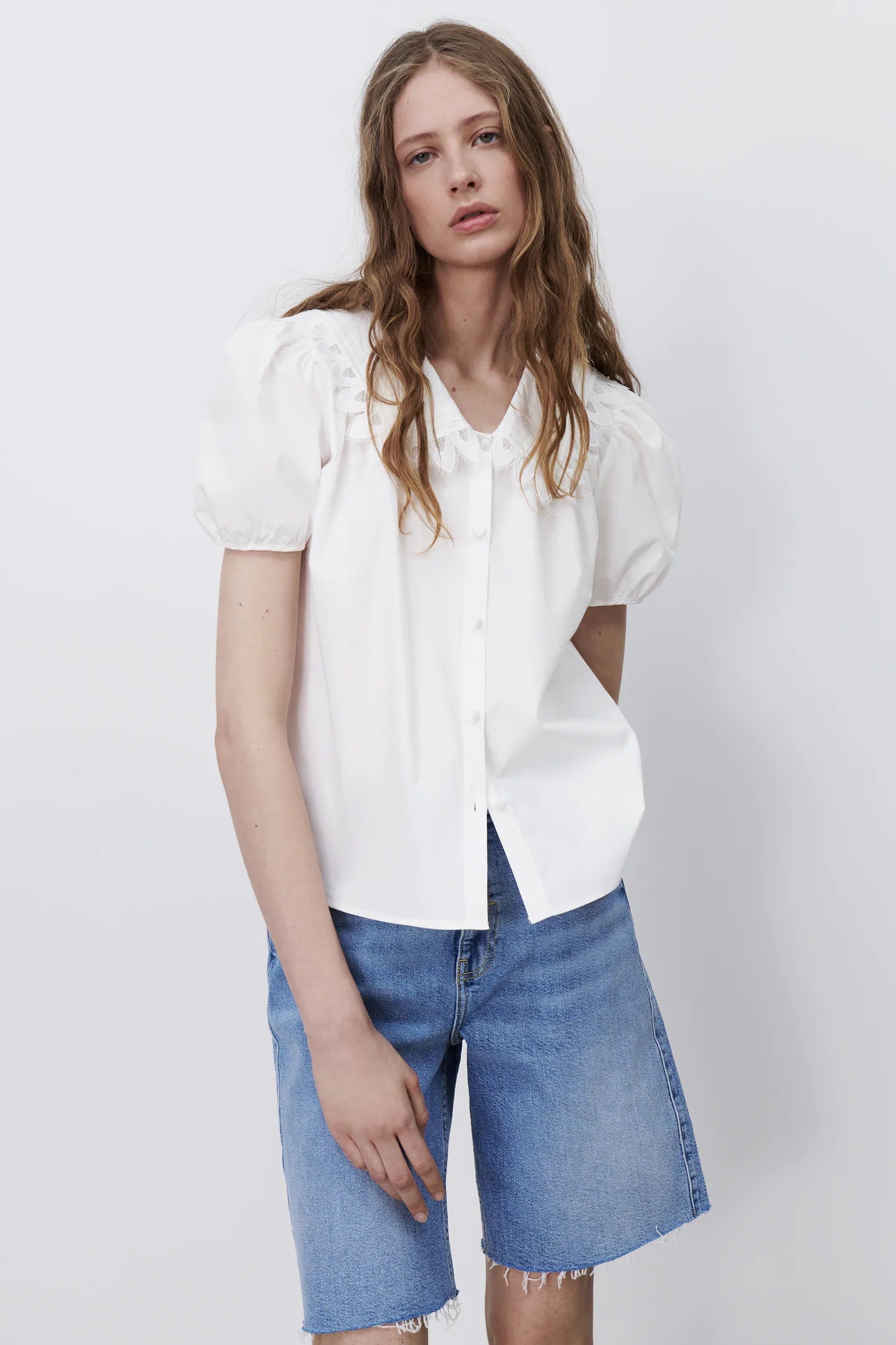 Camisa popelín con cuello amplio y bordadoy mangas farol. Una de nuestras prendas favoritas de lo nuevo de Zara para la primavera 2021. (22,95 euros).
