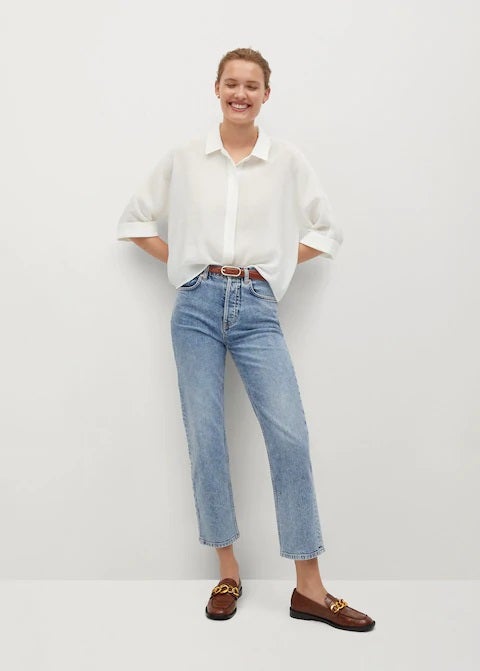 Camisa blanca semitransparente, un diseño actualizado que sienta de maravilla con vaqueros y mocasines... En Mango por 29,99 euros.