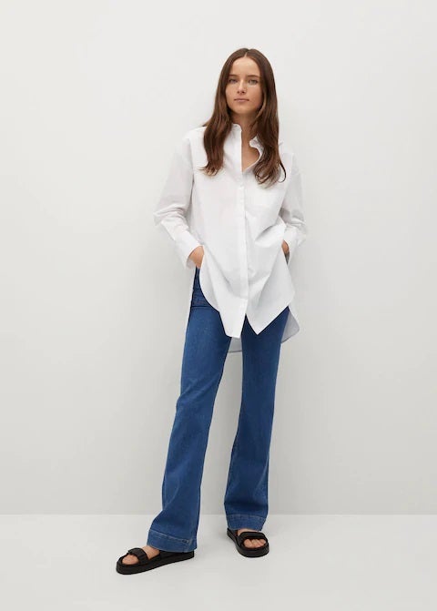Otro básico que no dejaremos pasar es esta camisa blanca XXL, una prenda que te pondrás con todo esta primavera para elevar tus looks a otro nivel. (25,99 euros).