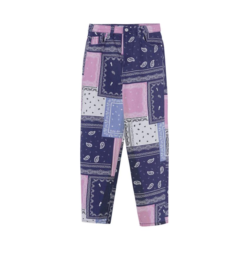 Pantalón de sarga de corte mom con efecto patchwork, de Bershka (22,99 €).
